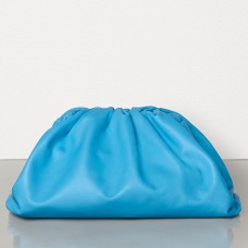 Bottega Veneta The Pouch Clutch z telecí kůže v nebesky modré barvě Bottega Veneta The Pouch Clutch z telecí kůže v nebesky modré barvě