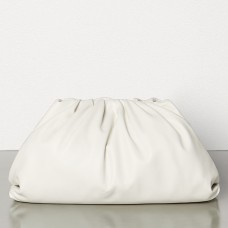 Bottega Veneta The Pouch Clutch z bílé telecí kůže Bottega Veneta The Pouch Clutch z bílé telecí kůže