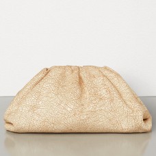 Bottega Veneta The Pouch Clutch z béžové kůže Craquele Bottega Veneta The Pouch Clutch z béžové kůže Craquele