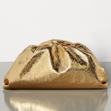 Bottega Veneta The Pouch Clutch ze zlaté metalické kůže Bottega Veneta The Pouch Clutch ze zlaté metalické kůže