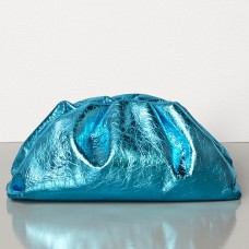Bottega Veneta The Pouch Clutch z modré metalické kůže Bottega Veneta The Pouch Clutch z modré metalické kůže