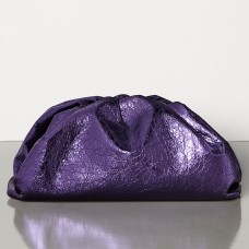 Bottega Veneta The Pouch Clutch z kůže v metalické barvě Violet Bottega Veneta The Pouch Clutch z kůže v metalické barvě Violet