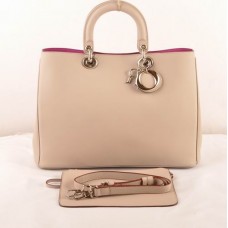 Kabelka Dior Diorissimo Jumbo z béžové kůže (zlaté kování) 602 Kabelka Dior Diorissimo Jumbo z béžové kůže (zlaté kování) 602