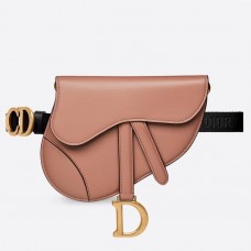 Kabelka Dior Saddle Belt z telecí kůže v práškově hladkém provedení Kabelka Dior Saddle Belt z telecí kůže v práškově hladkém provedení