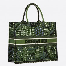 Plátěná taška Dior Book Tote s vyšívanými zelenými zvířaty