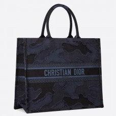 Kabelka Dior Book Tote z modrého maskáčového vyšívaného plátna