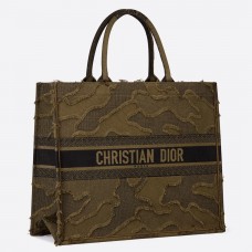Kabelka Dior Book Tote z plátna s vyšívaným maskáčovým vzorem v zelené barvě