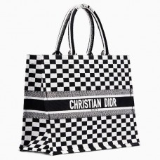 Vyšívaná knižní taška Dior z kostkovaného plátna