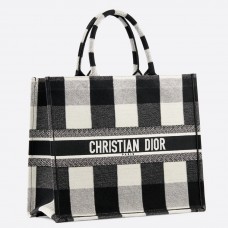 Plátěná taška Dior Book Tote z bílé/černé kostky s vyšívaným vzorem