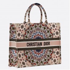 Taška Dior Book Tote s vyšívanou kaleiDiorscopic