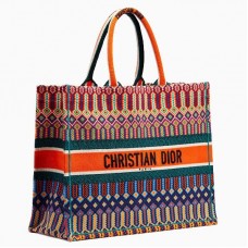 Kabelka Dior Book Tote z vícebarevného vyšívaného plátna