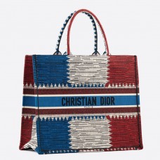 Plátěná taška Dior Book Tote z vyšívaného francouzského vlajky