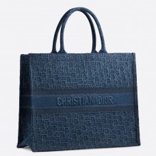 Kabelka Dior Book Tote z džínovině modrého plátna s šikmou výšivkou Dior