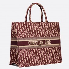 Kabelka Dior Book Tote z plátna s šikmou výšivkou v bordó barvě