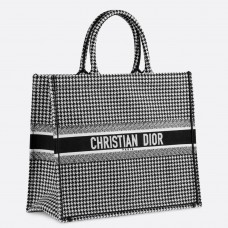 Kabelka Dior Book Tote z plátna s vyšívaným vzorem houndstooth