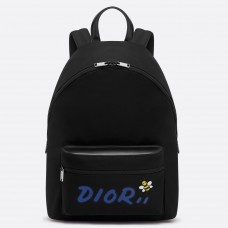 Černý nylonový batoh Dior X Kaws s modrým logem Dior Černý nylonový batoh Dior X Kaws s modrým logem Dior