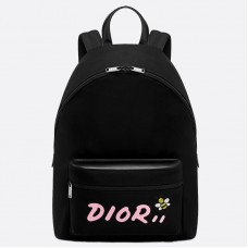 Černý nylonový batoh Dior X Kaws s růžovým logem Dior Černý nylonový batoh Dior X Kaws s růžovým logem Dior