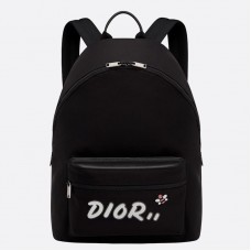 Černý nylonový batoh Dior X Kaws s bílým logem Dior Černý nylonový batoh Dior X Kaws s bílým logem Dior