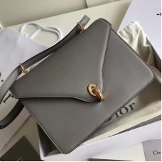 Klapková kabelka Dior C'est Dior z šedé telecí kůže Klapková kabelka Dior C'est Dior z šedé telecí kůže