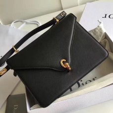 Klapková kabelka Dior C'est Dior z černé telecí kůže Klapková kabelka Dior C'est Dior z černé telecí kůže