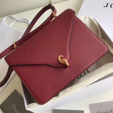 Klapková kabelka Dior C'est Dior z červené telecí kůže Klapková kabelka Dior C'est Dior z červené telecí kůže