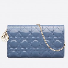 Kabelka Dior Lady Dior s řetízkem v denimově modrém laku