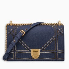 Džínová kabelka Dior Diorama Flap Bag s cvočky Džínová kabelka Dior Diorama Flap Bag s cvočky