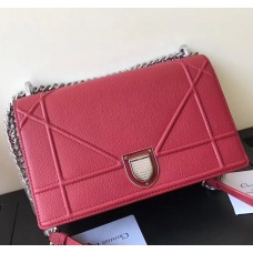 Klapková kabelka Dior Diorama z telecí kůže s rubínovou zrnitostí