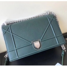 Klapková kabelka Dior Diorama ze zelené telecí kůže se zrnitou texturou