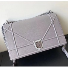 Klapková kabelka Dior Diorama z perlově šedé telecí kůže s texturou