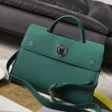 Kabelka Dior Diorever Tote z telecí kůže v zelené barvě Kabelka Dior Diorever Tote z telecí kůže v zelené barvě