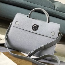 Kabelka Dior Diorever Tote z telecí kůže ve světle šedé barvě. Kabelka Dior Diorever Tote z telecí kůže ve světle šedé barvě.