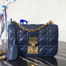 Malá kabelka Dior Dioraddict Flap Bag z modré jehněčí kůže Malá kabelka Dior Dioraddict Flap Bag z modré jehněčí kůže