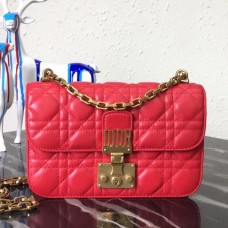 Malá klopná kabelka Dior Dioraddict z jehněčí kůže třešňové barvy Malá klopná kabelka Dior Dioraddict z jehněčí kůže třešňové barvy
