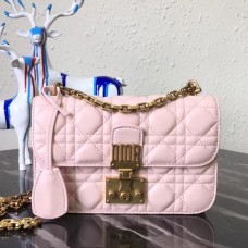 Malá kabelka Dior Dioraddict Flap Bag z růžové jehněčí kůže Malá kabelka Dior Dioraddict Flap Bag z růžové jehněčí kůže