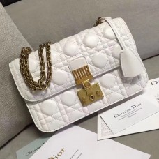 Klapková kabelka Dior Dioraddict z bílé jehněčí kůže Klapková kabelka Dior Dioraddict z bílé jehněčí kůže