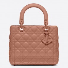 Dior Medium Lady Dior Bag v ultra matné telecí kůži v práškovém provedení
