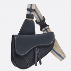 Pánská kabelka Dior Saddle Belt z telecí kůže v tmavě modré barvě s texturou