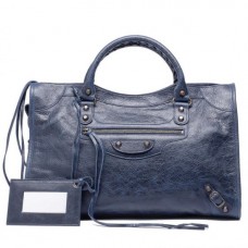 Temná noc města Balenciaga Temná noc města Balenciaga