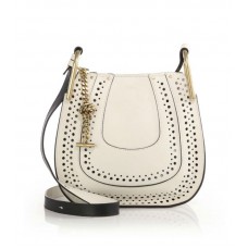 Malá perforovaná kožená crossbody kabelka Chloe Hayley, bílá Malá perforovaná kožená crossbody kabelka Chloe Hayley, bílá