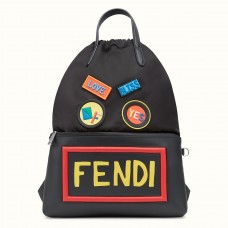 Černý batoh s aplikací a stahovací šňůrkou Fendi
